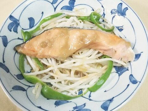 レンジでチン！もやしと鮭の蒸し煮♪